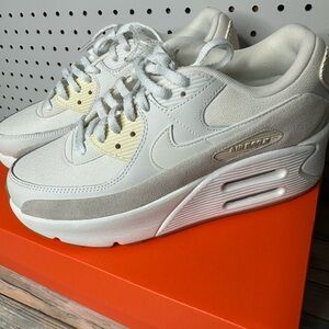 Nike Air size 9
Off-White Low-Top Lace-Up Sneakers